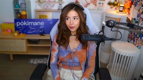 pokimane slip|Pokimane panics after accidental wardrobe。